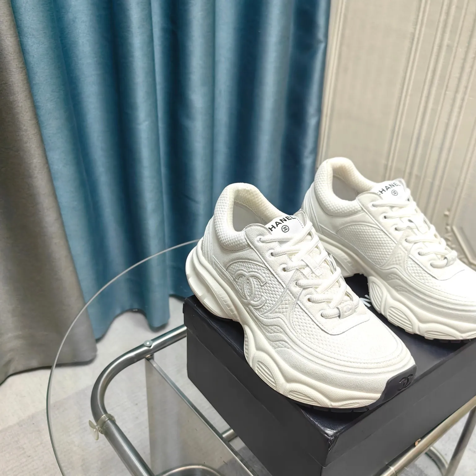p680🐮🐮Chanel Chanel dad shoes, men and women couples - 2025 counter top casual sports shoes This classic design; the upper is electro-embroidered with a variety of techniques; the outsole is fashionable and sporty; it is unusual to incorporate a variety of color matching elements... The diversified mix and match is very beautiful and versatile, casual, fashionable, sports and outdoor can be taken into account... ꫛꫀꪝ Go➫ Material: ❶Upper is made of: Original imported first-layer silk cowhide + original waterproof cloth + original first-layer cowhide ❷Inner lining: original sheep lining + mesh ❸Outsole based on: original TPU combination outsole Special counter boutique packaging complete set for women 35–41
